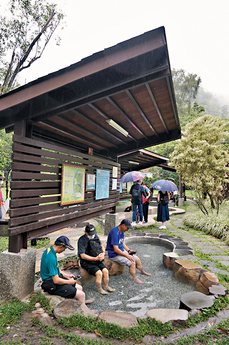 ◆溫泉魚泡腳區吸引眾多遊客體驗。