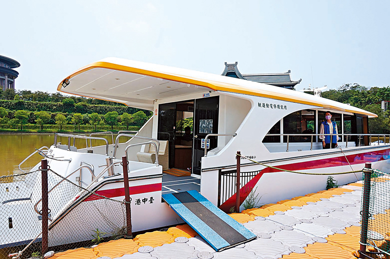 ◆乘船遊峨眉湖，別有一番意趣。