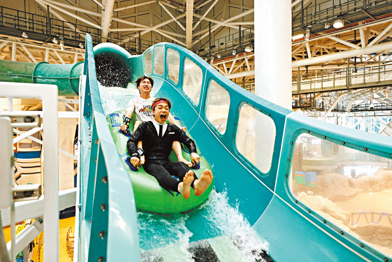 ◆軒仔玩水上遊戲驚到擘大口。