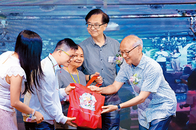 ◆鄰舍輔導會派發逾千福袋予出席宴會者。香港文匯報記者涂穴  攝
