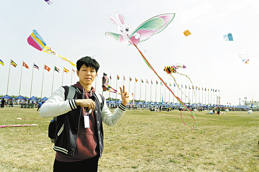 ◆趙國豐成功放飛「兔風箏」。 香港文匯報 記者胡臥龍  攝
