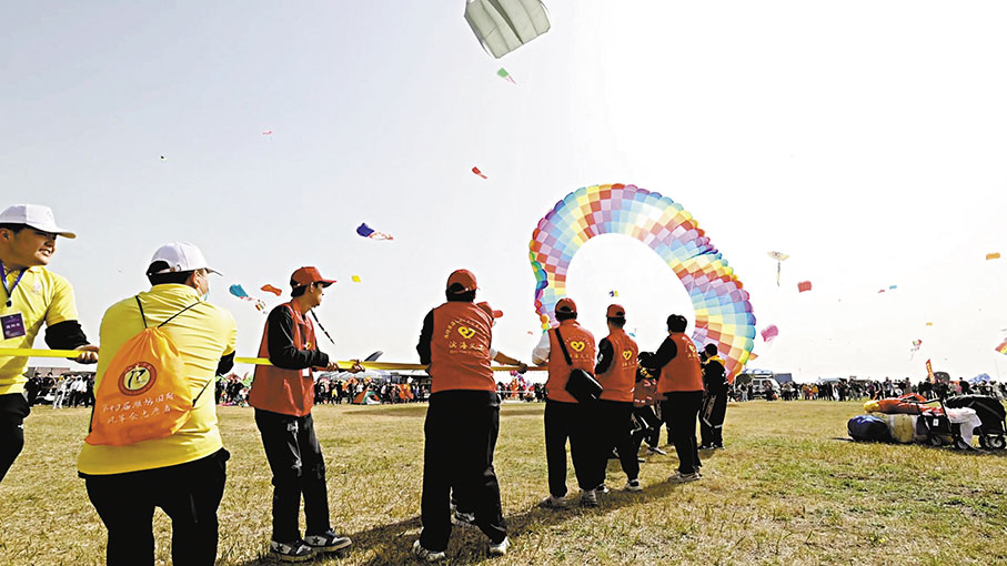 ◆大會的參賽選手在濰坊國際風箏會上放飛軟體風箏。 香港文匯報山東傳真