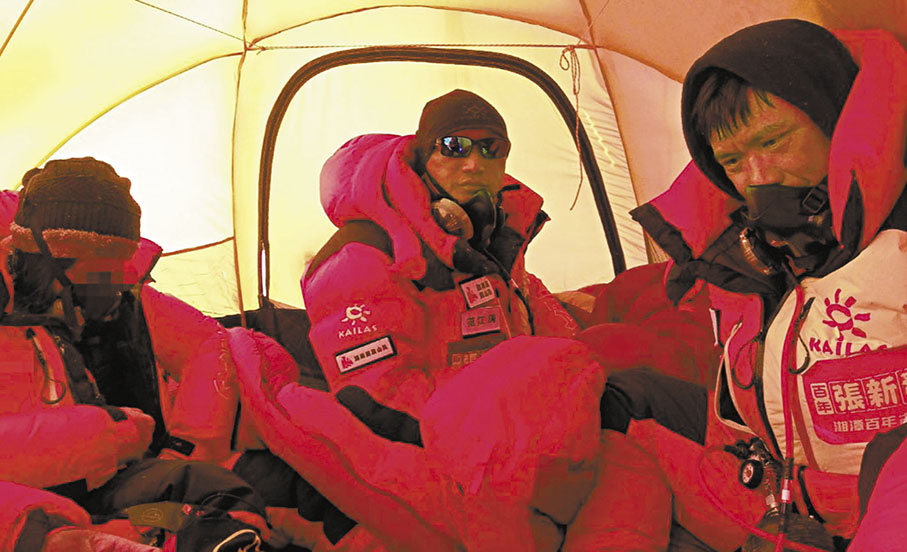 ◆范江濤（中）、謝如祥（右）、劉某返回珠峰南坡C4營地帳篷視頻截圖。    網上圖片