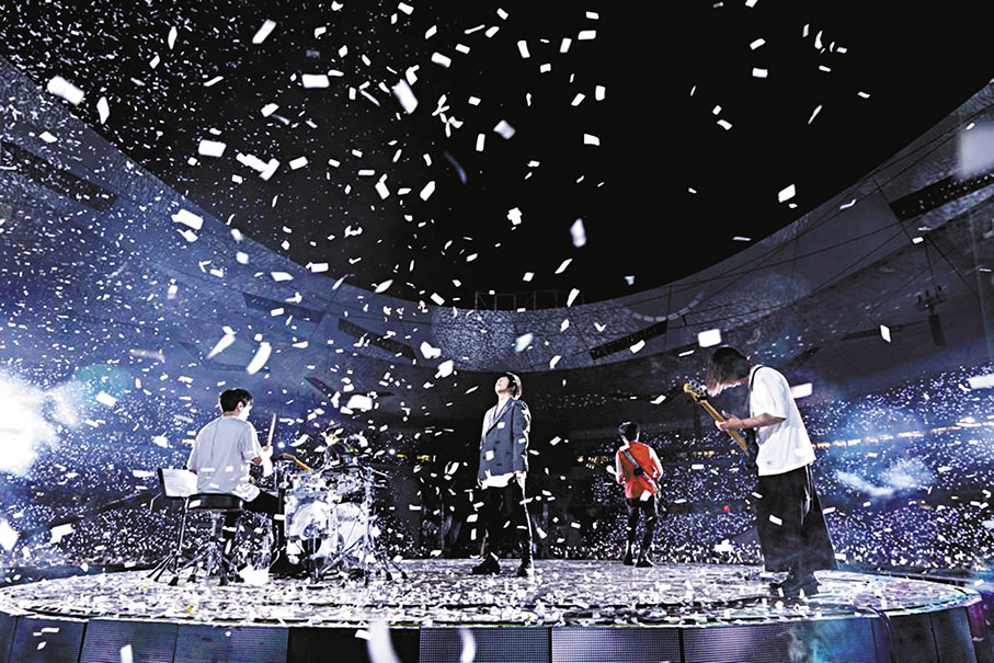 ◆ 五月天成員演唱會上落力演唱。