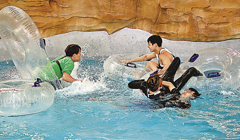 ◆由張敬軒主理的網上綜藝節目《軒公敲碗Special》之「軒公水上遊樂場」大家玩得很癲。