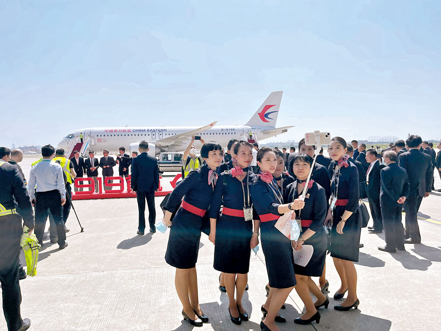 ◆乘務員在虹橋機場停機坪打卡。 香港文匯報記者夏微 攝