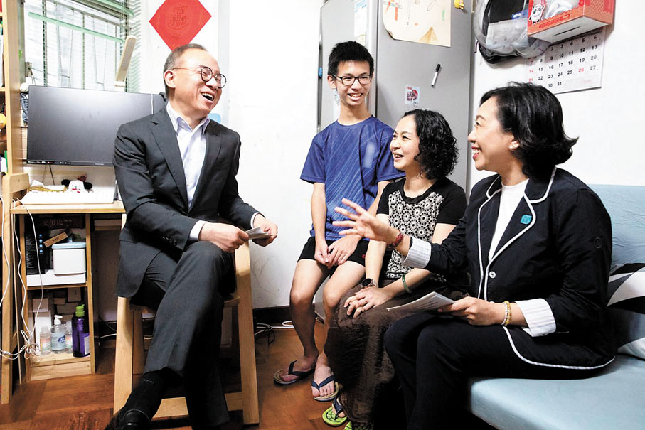 ◆曾國衞（左一）、麥美娟（右一）向居民解說完善地區治理建議方案。 政制局Fb圖片