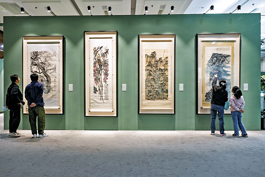 ◆4月13日，觀眾在北京榮寶齋欣賞齊白石《梅石圖》《荔枝圖》（左一、左二）和張大千《夏山高隱圖》《峨眉接引殿》（右二、右一）。  中新社