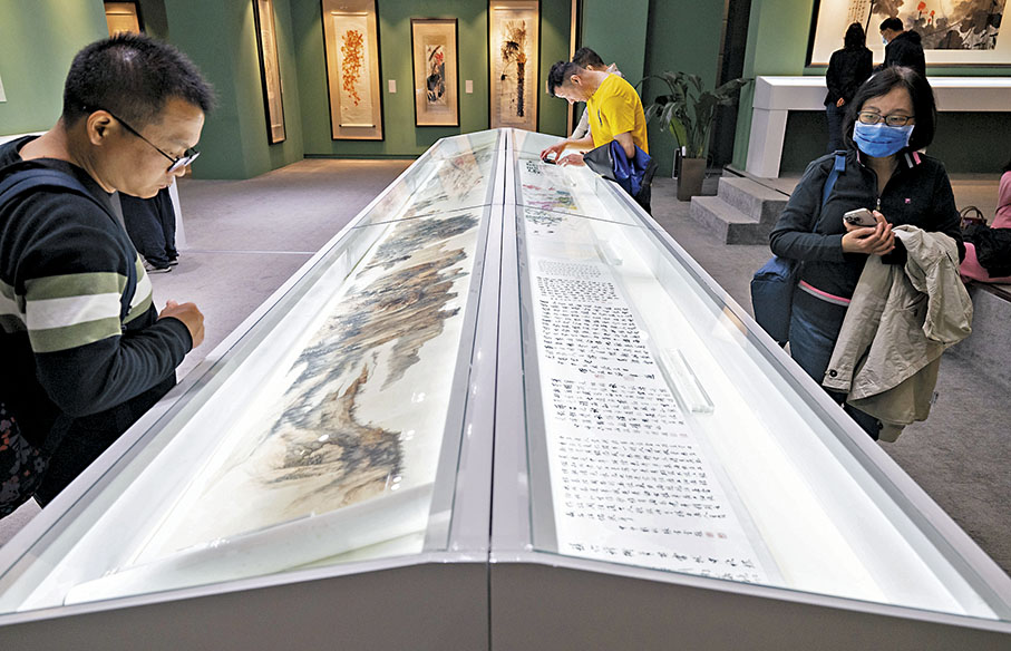 ◆4月13日，觀眾在北京榮寶齋欣賞「南張北齊——張大千齊白石書畫藝術特展」。  中新社