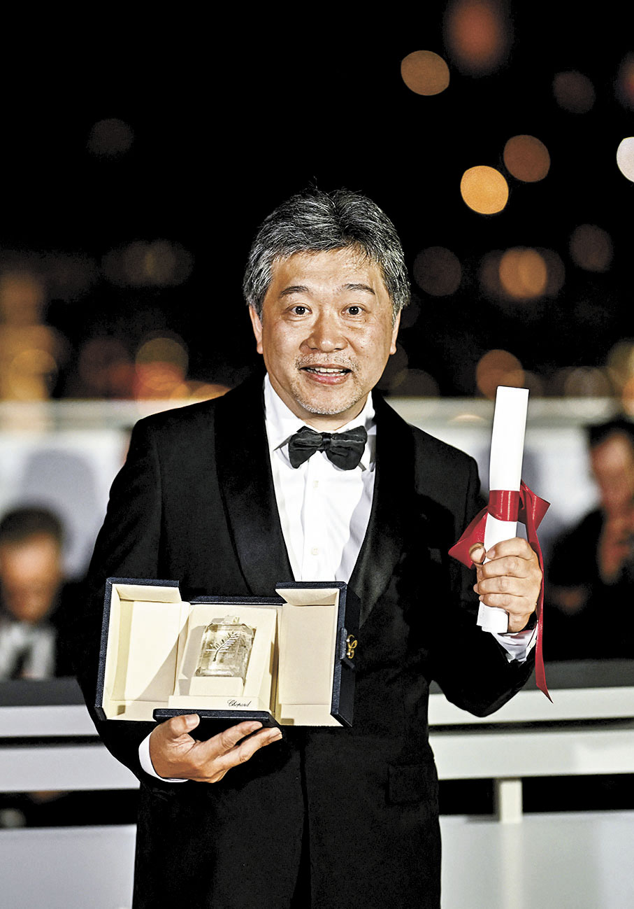 ◆ 日本影片《怪物》的導演是枝裕和展示獎盃。該片獲得本屆電影節最佳編劇獎。 法新社