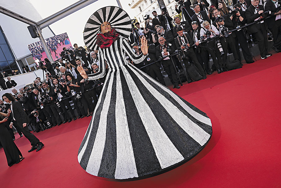 ◆ Ikram Abdi 這身衣裙於頒獎典禮紅毯上極搶眼。 美聯社