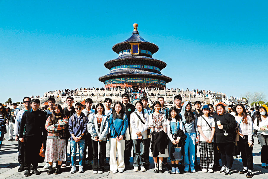 ◆漢華中學、培僑中學、創知中學、將軍澳香島中學師生在祈年殿前開展文化研學。 作者供圖