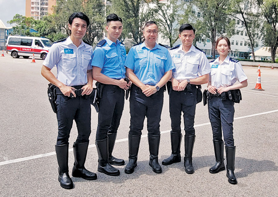 ◆譚俊彥馮盈盈與真正的警察一齊拍攝。