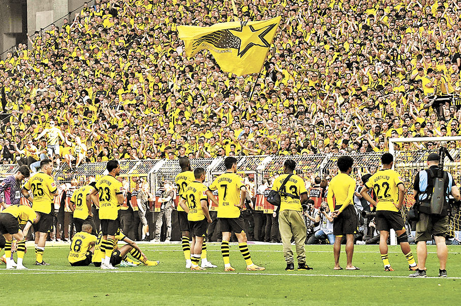 ◆多蒙特球迷賽後留在球場支持球員。  法新社