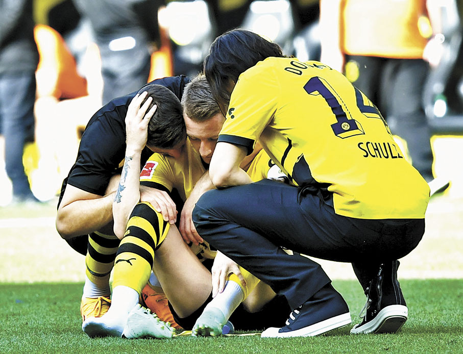 ◆隊友上前安慰列奧斯（中）。  新華社