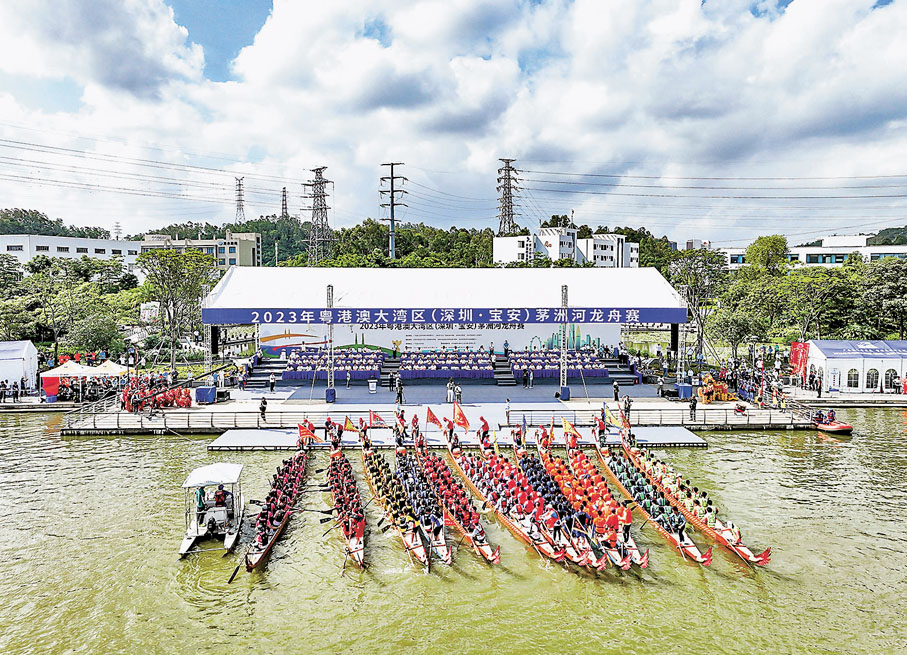 ◆ 粵港澳大灣區（深圳‧寶安）茅洲河龍舟賽賽昨日舉行。香港文匯報記者郭若溪  攝
