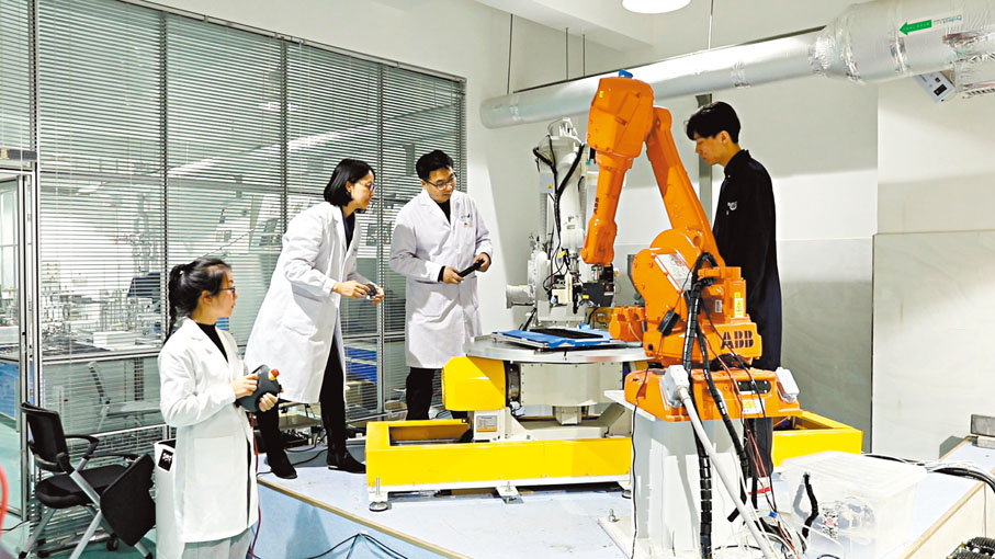 ◆中國已建成世界上規模最大的教育體系，教育現代化發展總體水平跨入世界中上國家行列。圖為西北工業大學空天結構技術創新攻堅團隊在科研中。資料圖片