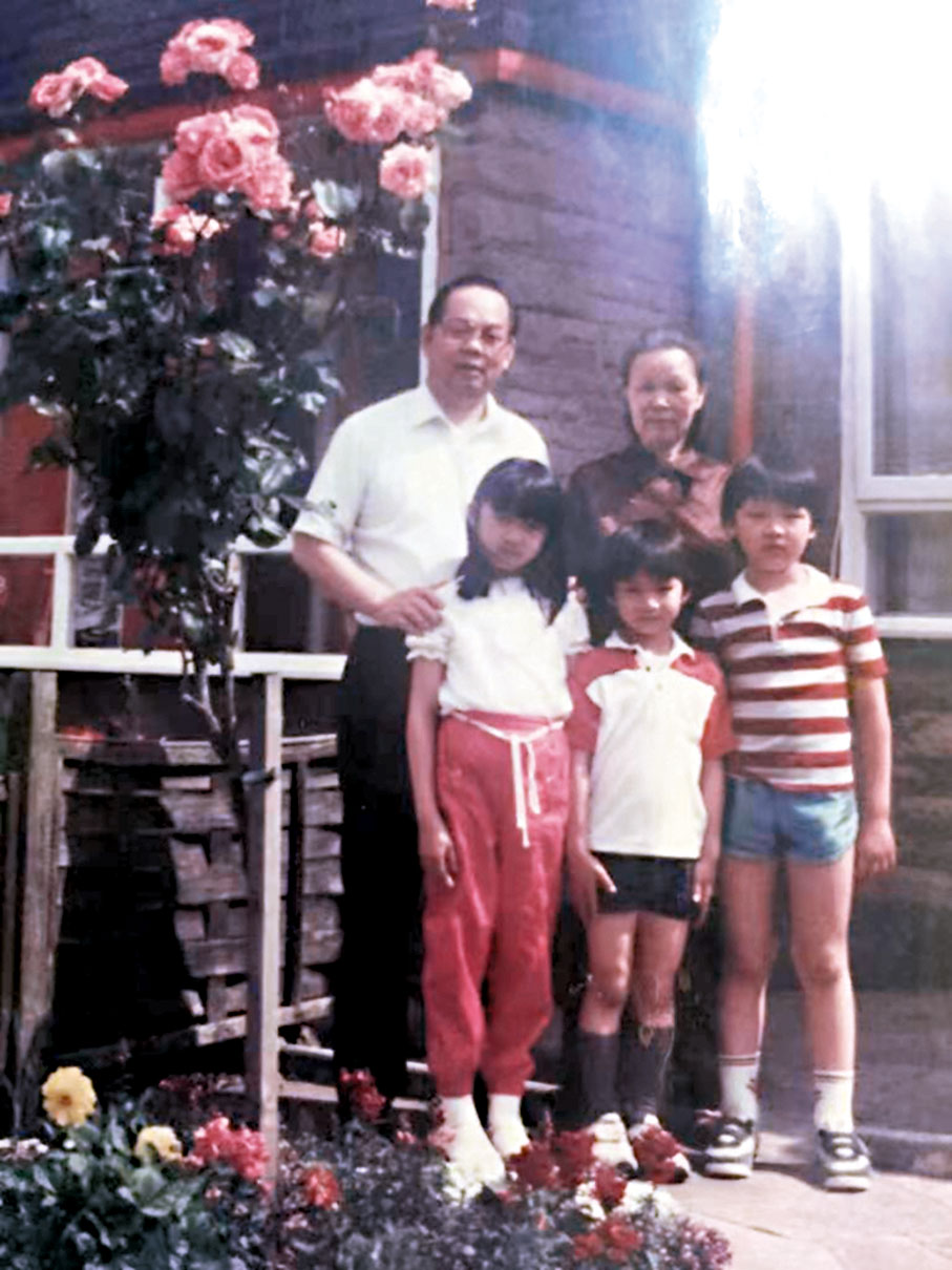 ◆曾沛霖幼年時期與祖父及家人合照。