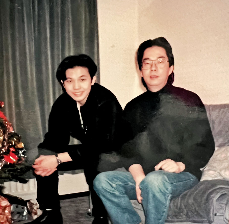 ◆曾沛霖少年時期與父親合照。