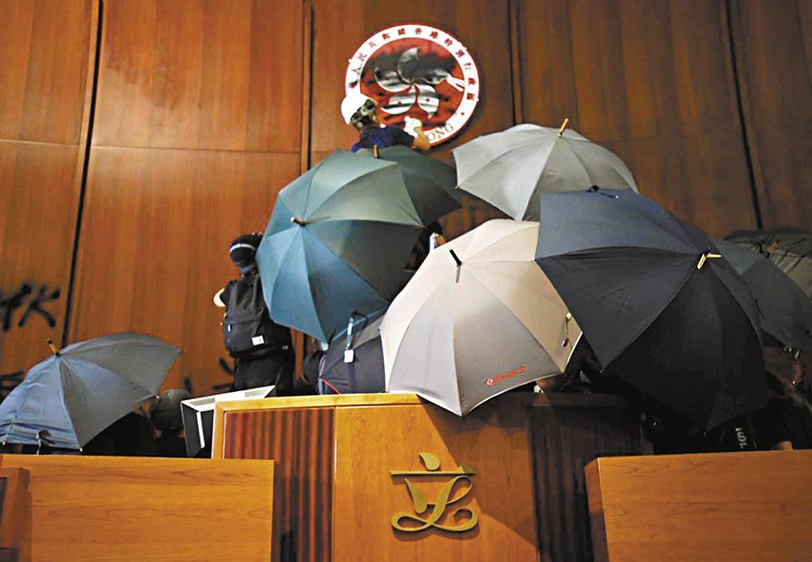 ◆2019年7月1日借修例風波在立法會外非法示威，逾千名暴徒闖入立法會大樓內破壞。 資料圖片