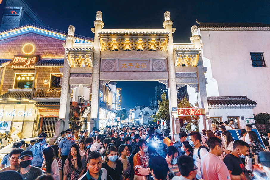 ◆ 長沙連續躋身全國十大熱門旅遊城市 。圖為節假日太平老街火爆的人流。