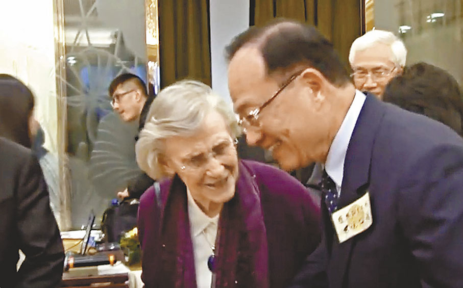 ◆2016年，久別重逢的尤德爵士夫人與謝志偉校長，相見甚歡。 作者供圖