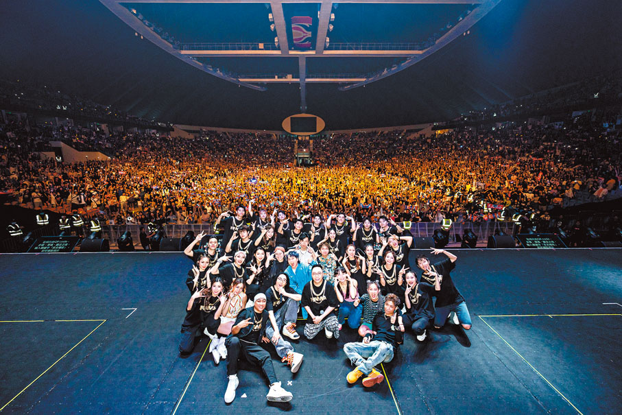 ◆農夫與現場9,000位觀眾影大合照。