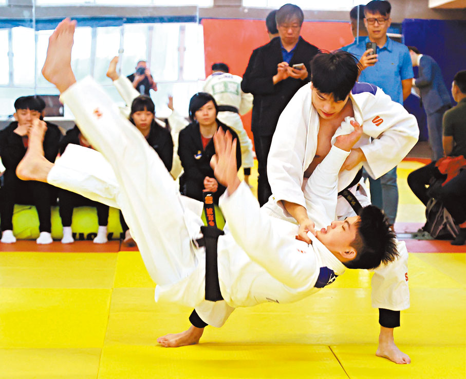 ◆男將麥康年（右）與李玨穎昨日向傳媒示範柔道招式。
