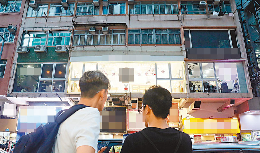 ◆ 本港不少沿街商舖單位整幅外牆被拆卸，改裝為落地玻璃。香港文匯報記者曾興偉  攝