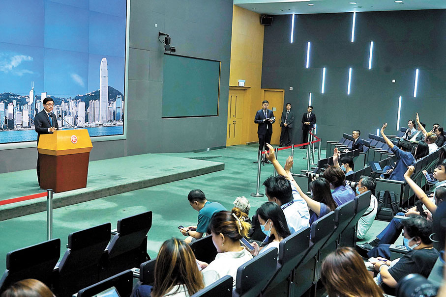 ◆李家超表示，希望專家組幫助他用最短時間追回最大的成績。 香港文匯報記者曾興偉  攝