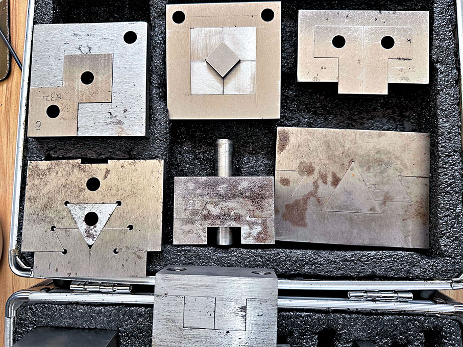 ◆曲驪珍藏的不同徒弟在比賽中的獲獎手工加工作品。上排中間位置的作品（紅圈示）是方文墨參加瀋陽市技能大賽的獲獎作品。香港文匯報記者于珈琳  攝