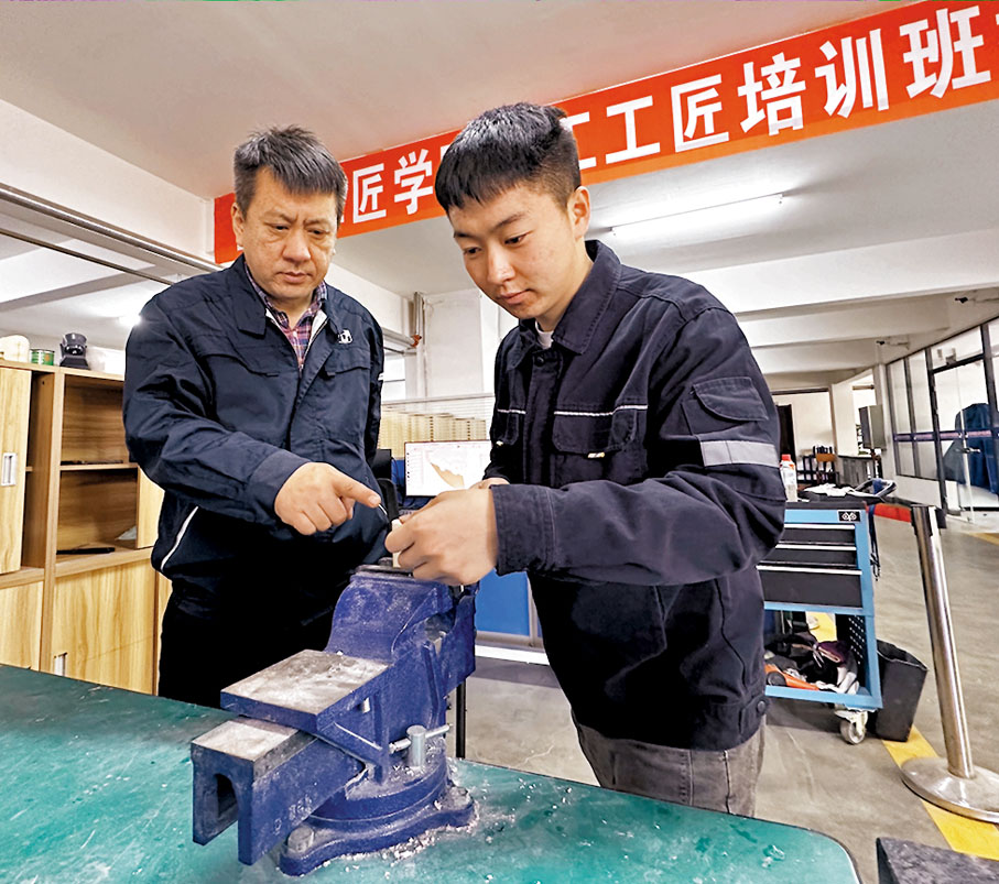 ◆方文墨的師傅曲驪（左）正在位於瀋陽的世界技能大賽中國集訓基地指導將於今年參賽的學生。香港文匯報記者于珈琳  攝