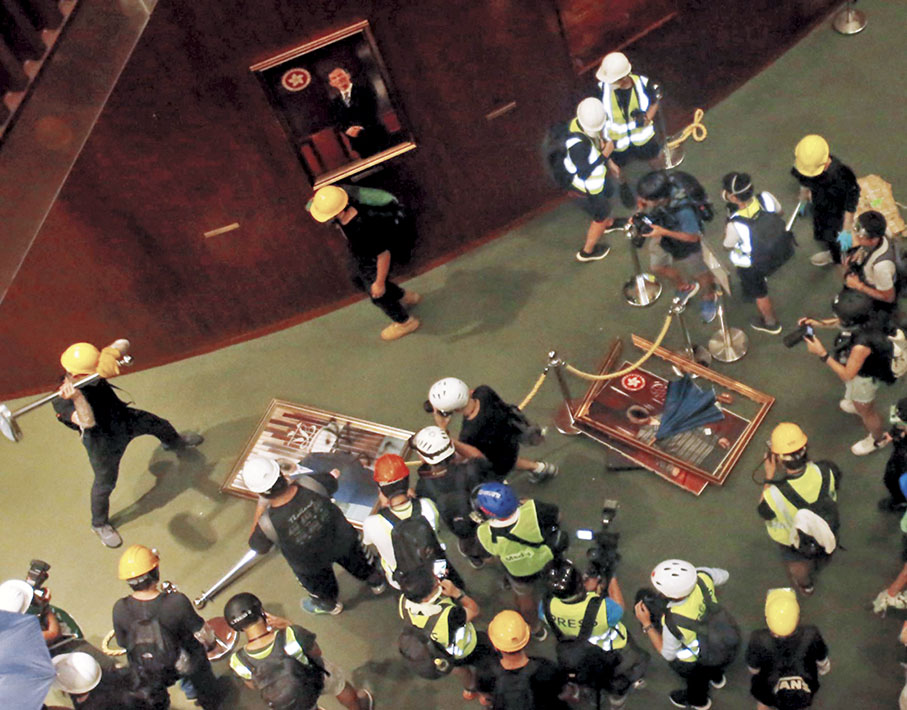 ◆2019年7月1日，黑暴攻擊立法會大樓大肆破壞會議廳。 資料圖片