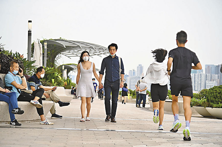 ◆香港調低新冠疫情應變級別為「戒備」級別。圖為市民出行。 資料圖片