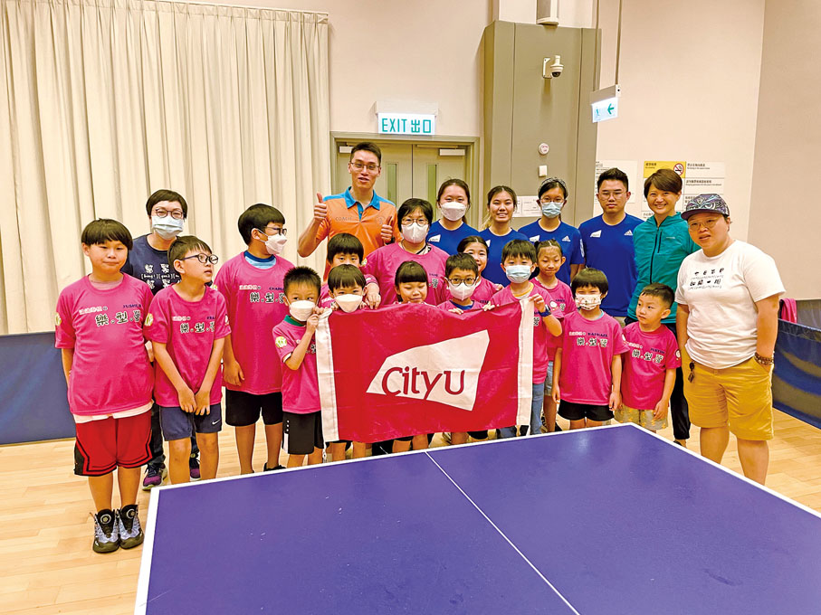 ◆ 城大運動大使為灣仔青年大使會的5至11歲小朋友提供乒乓球訓練，一同享受乒乓球運動的樂趣。