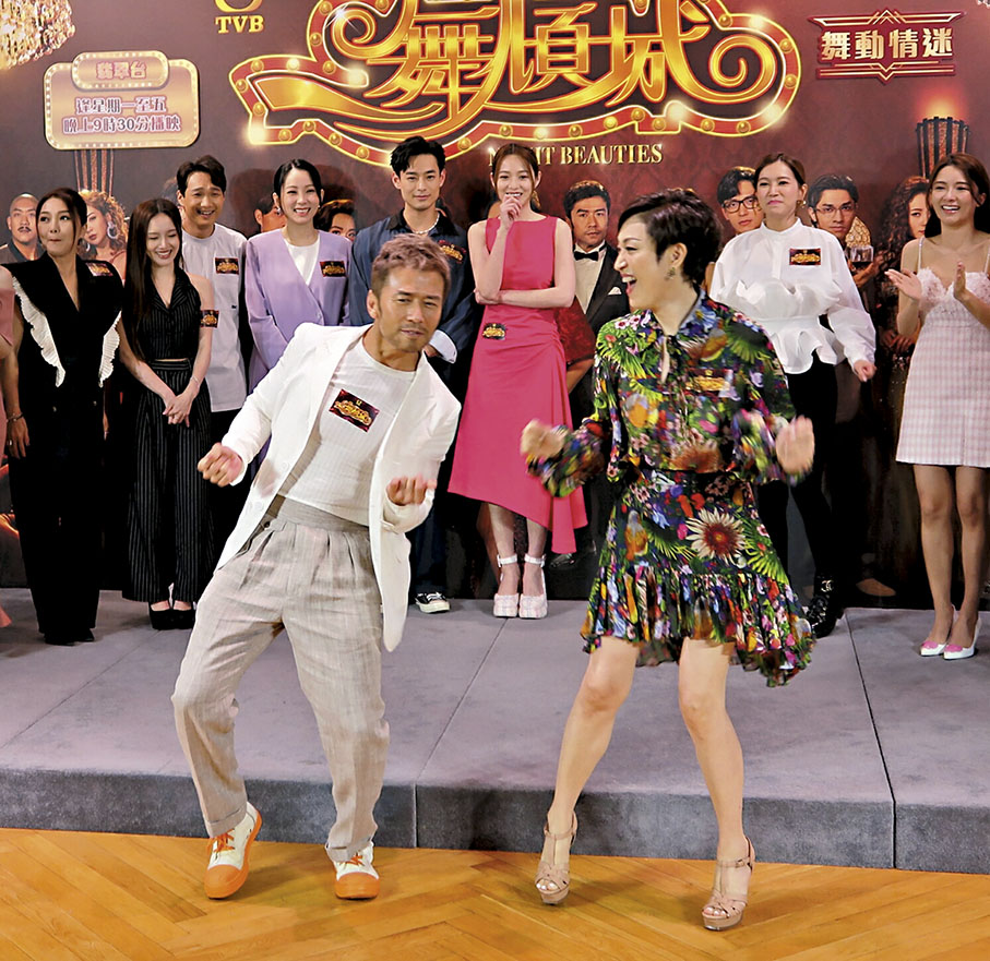 ◆唐文龍與陳法蓉比拚熱舞。