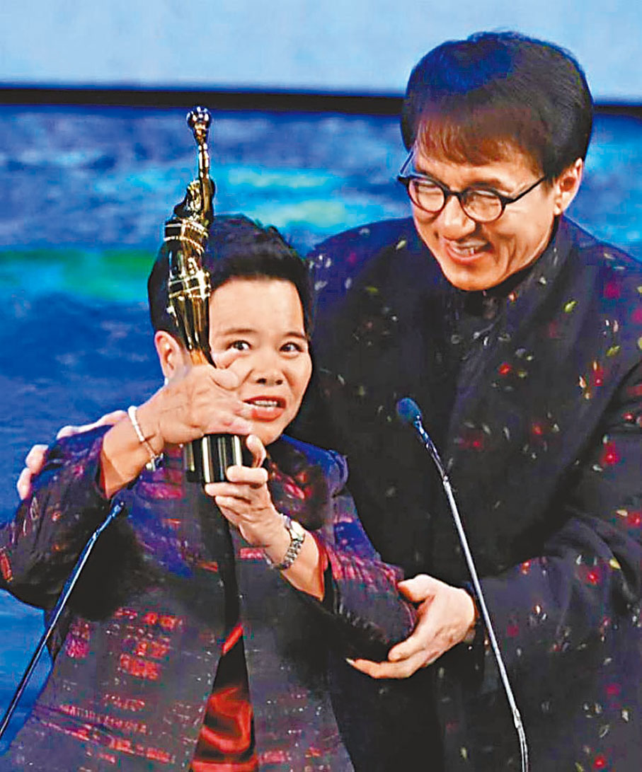 ◆第37屆香港電影金像獎頒獎典禮上，成龍為蓮姐頒發「最佳專業精神獎」。 作者供圖