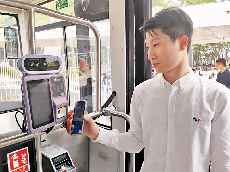 ◆港人劉先生在深圳試用AlipayHK掃碼乘車。香港文匯報記者郭若溪 攝