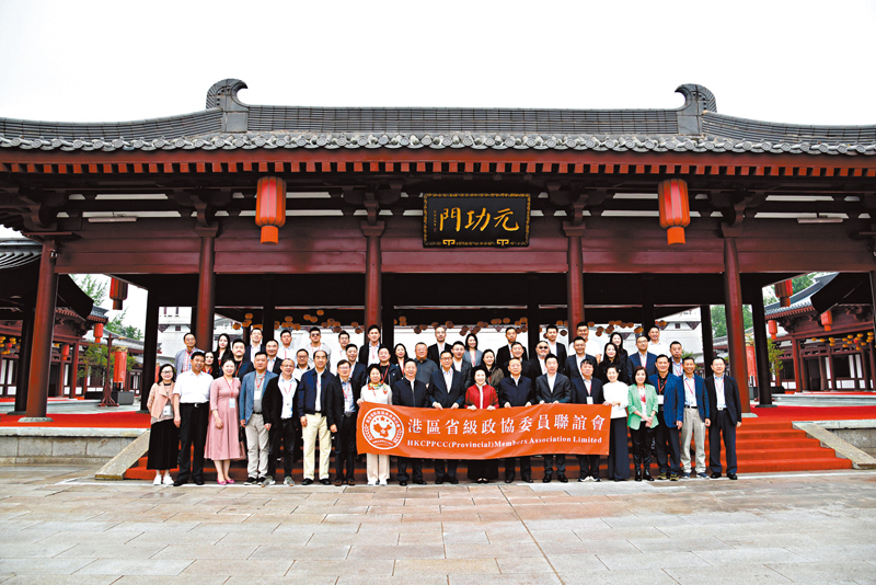 ◆考察團一行在西安大唐芙蓉園參觀中國—中亞峰會會場。 香港文匯報記者李陽波  攝