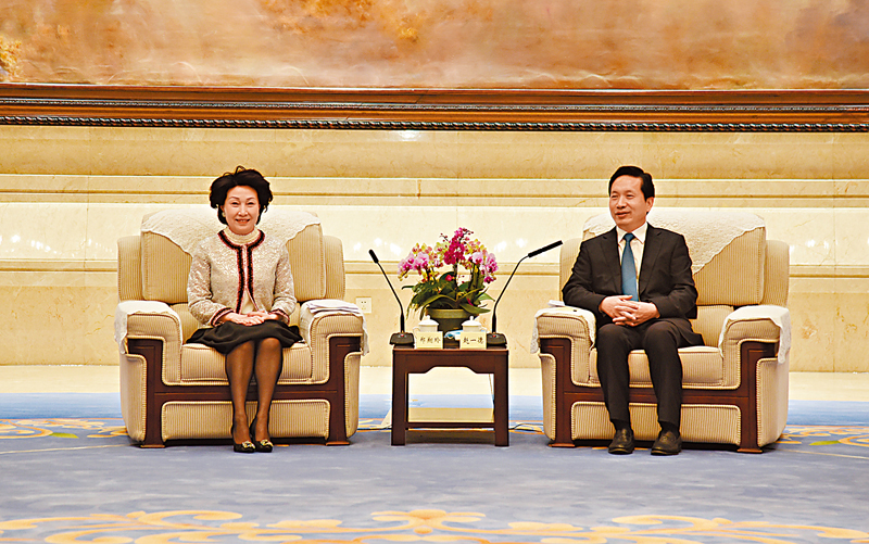 ◆陝西省委書記趙一德（右）會見考察團，並與團長鄭翔玲交流。 香港文匯報記者李陽波  攝