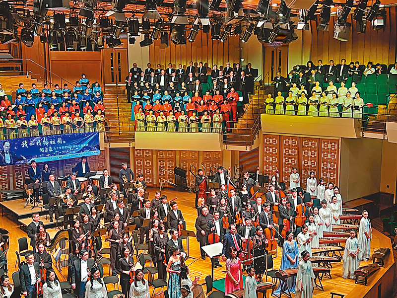 ◆何佔豪指揮合唱《化蝶》。