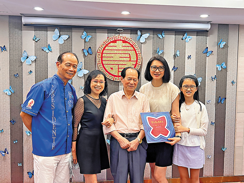 ◆李志雄夫婦和何占豪及李曼嘉（右）小粉絲合照。