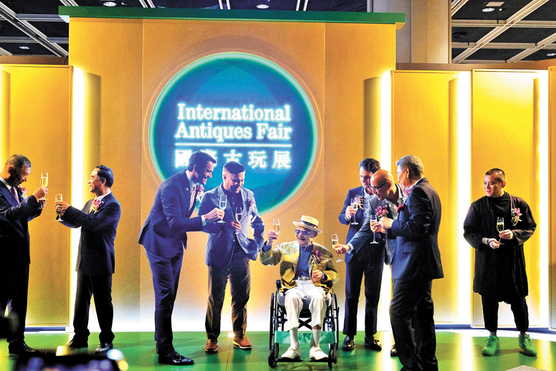 ◆展覽開幕日星光熠熠，來自各界的嘉賓參與了剪綵和祝酒儀式，張宗憲（中）和大家一起舉杯。