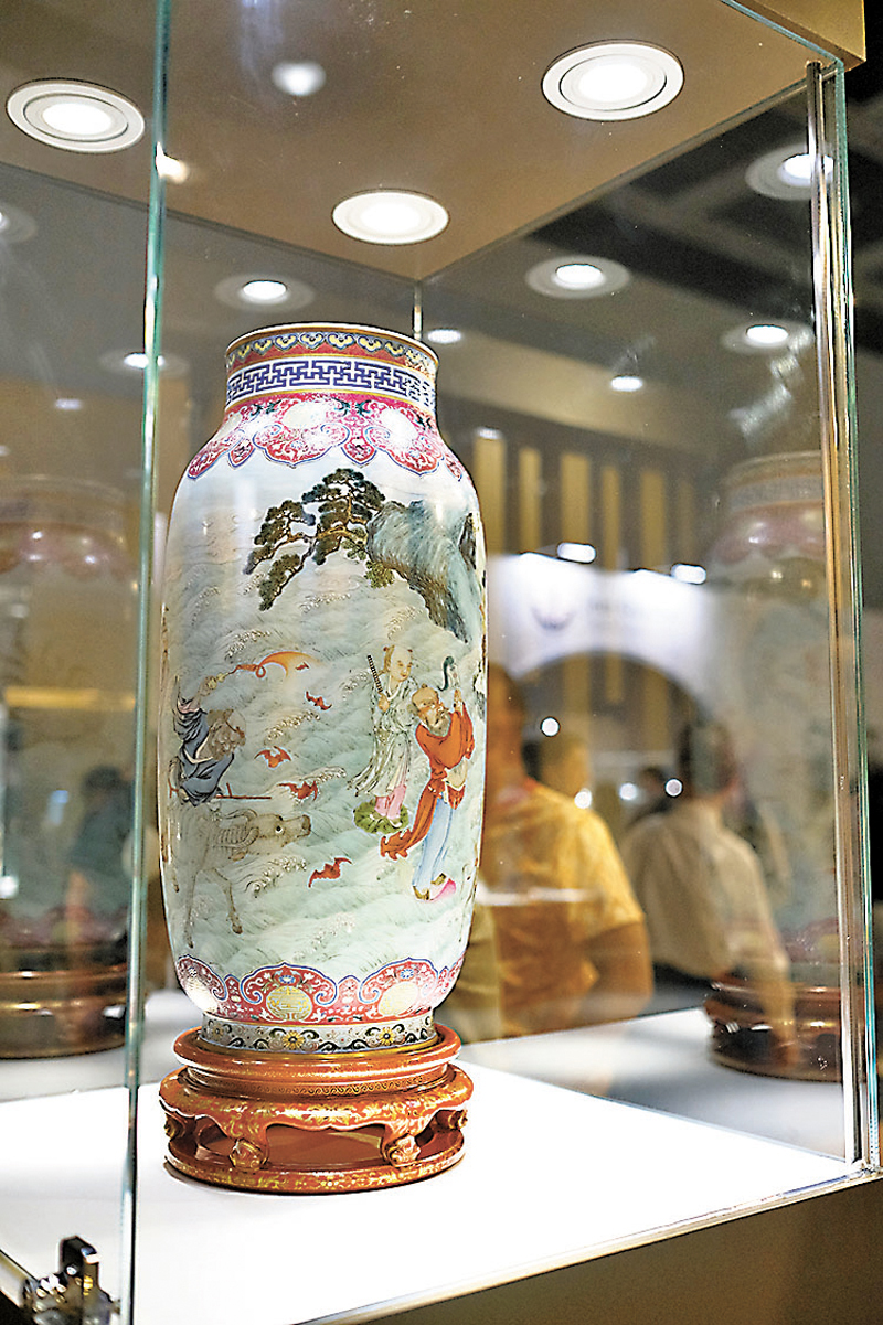 ◆永寶齋重點展品：清乾隆 洋彩八仙過海圖燈籠尊 「大清乾隆年製」款