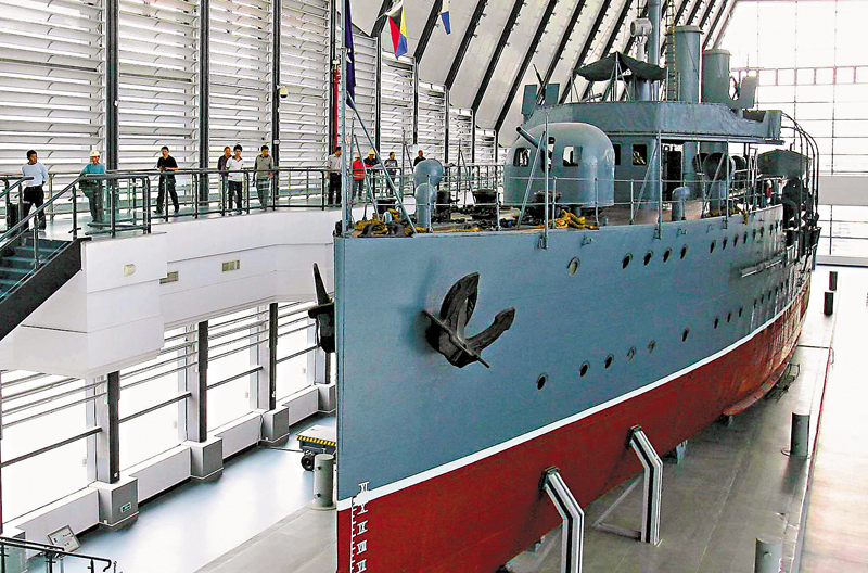 ◆觀眾在中山艦博物館參觀。 新華社