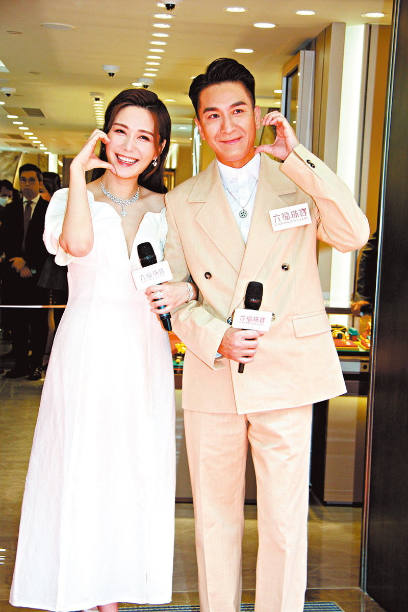 ◆馬國明與靚湯擺出潮流「臉頰心心」的手勢，幸福滿瀉溢於言表。