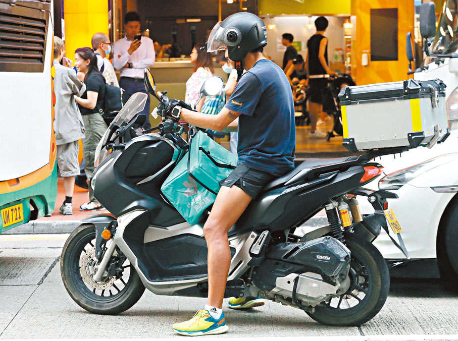 ◆競委會調查發現，外賣平台Foodpanda及Deliveroo戶戶送涉及反競爭行為。 香港文匯報記者郭木又 攝