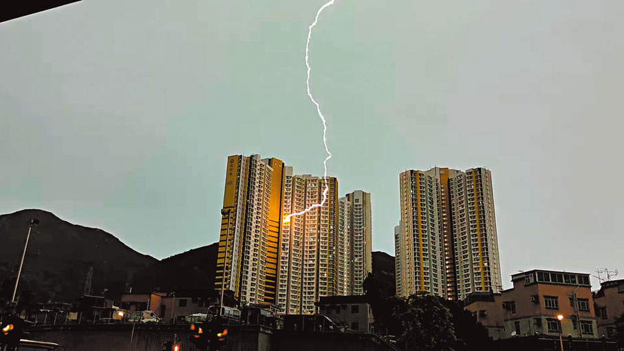 ◆和田邨其中一幢大廈的中層，被雷電「三連擊」劈中。網上片段截圖