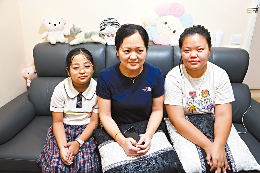 ◆女戶主（中）憶述事發時巨響及見整間屋被黃色閃光照亮，感到十分害怕。香港文匯報記者劉友光  攝