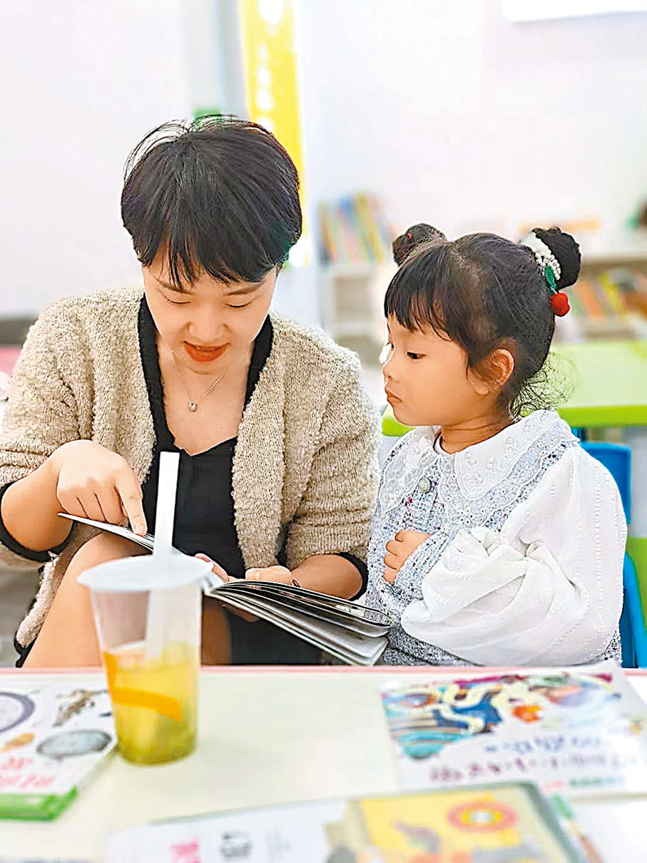 ◆昨日兒童節，家長帶孩子到書店看繪本。香港文匯報記者劉蕊 攝